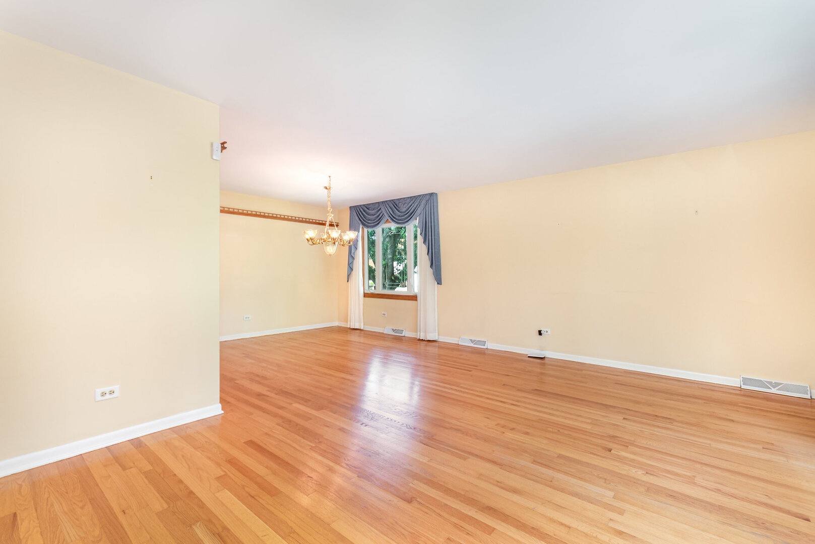 15200 Pine Drive Oak Forest, IL 60452 - Photo 3 of 20 a view of empty room with wooden floor