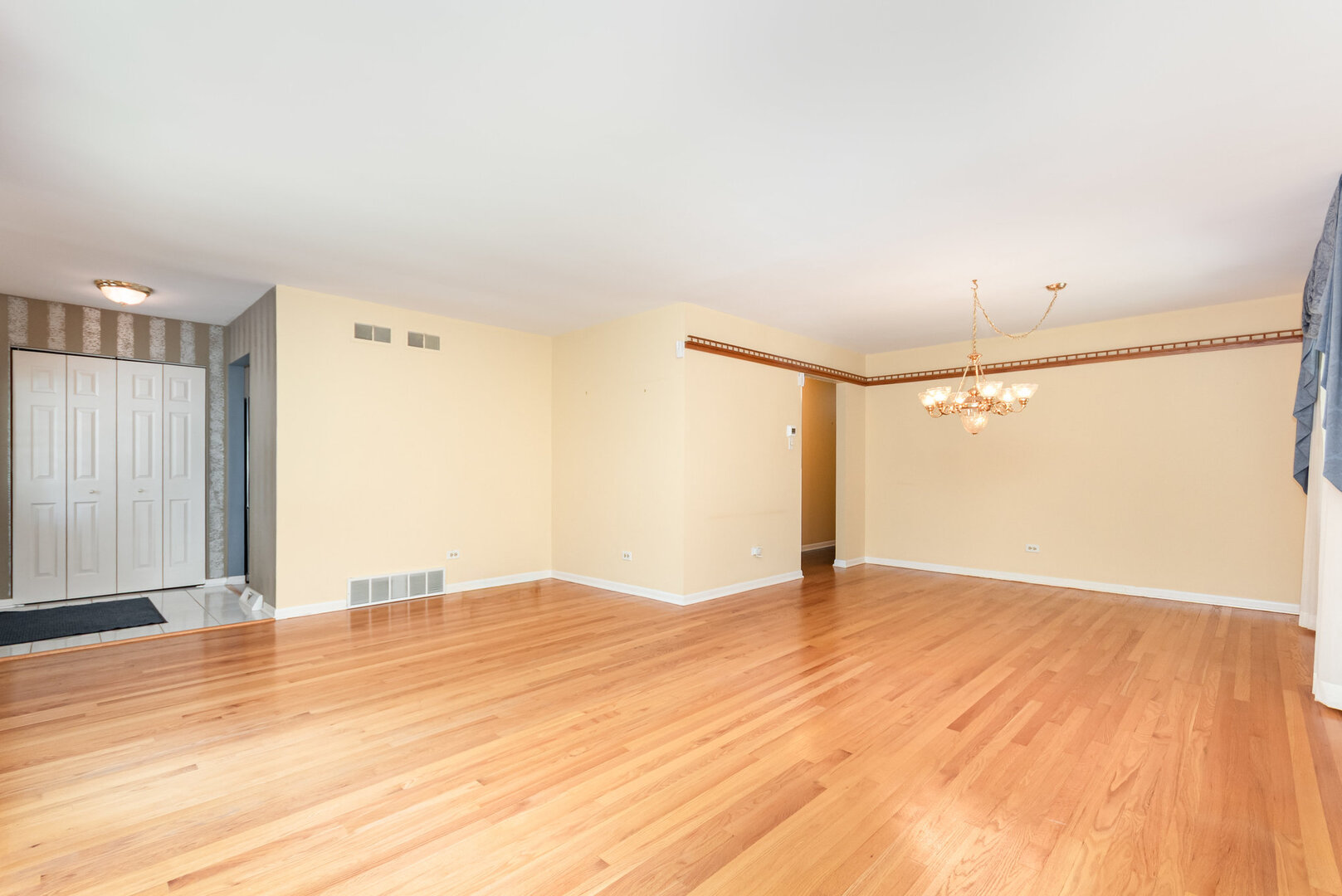 15200 Pine Drive Oak Forest, IL 60452 - Photo 4 of 20 a view of an empty room