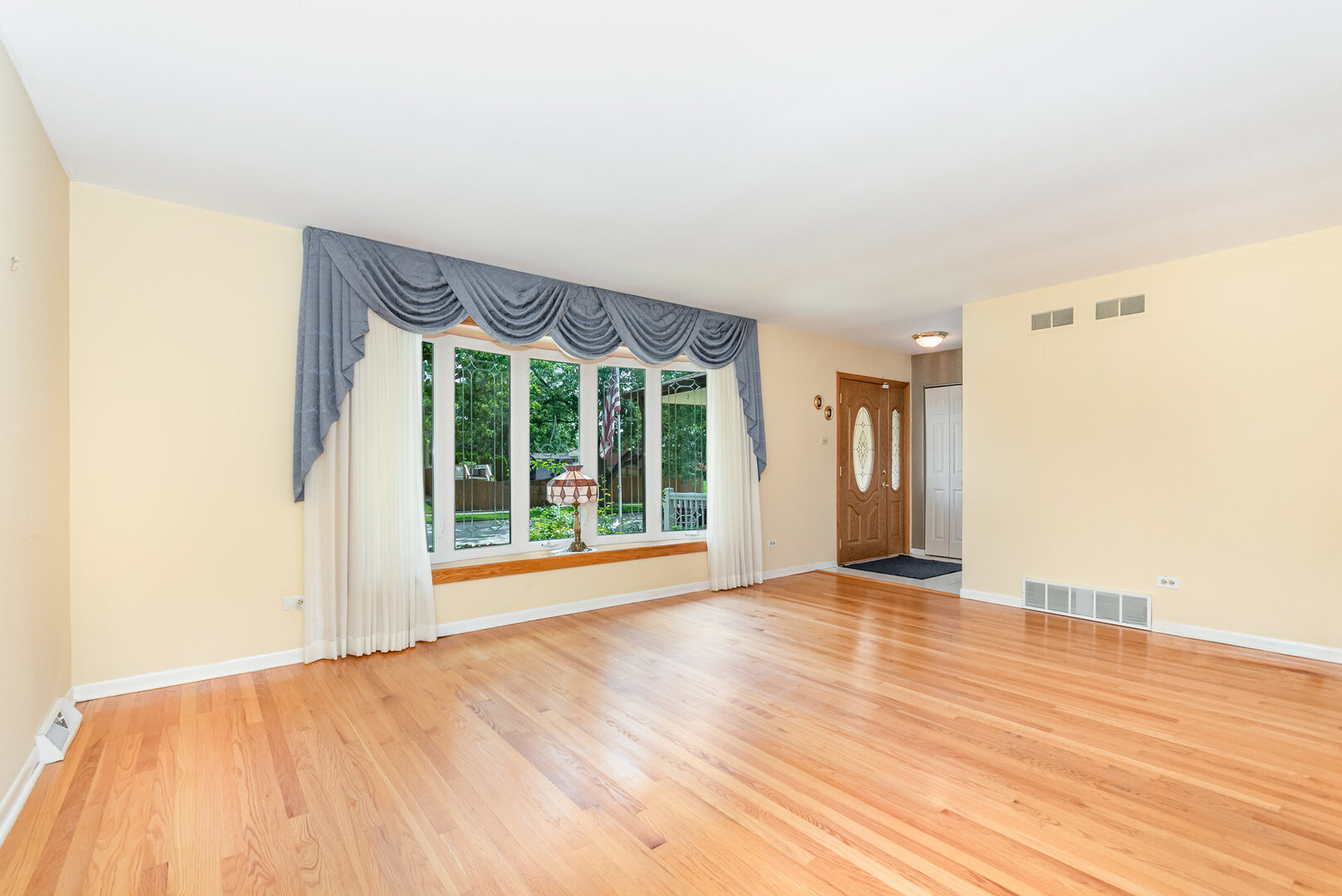 15200 Pine Drive Oak Forest, IL 60452 - Photo 5 of 20 a view of an empty room with wooden floor and a window