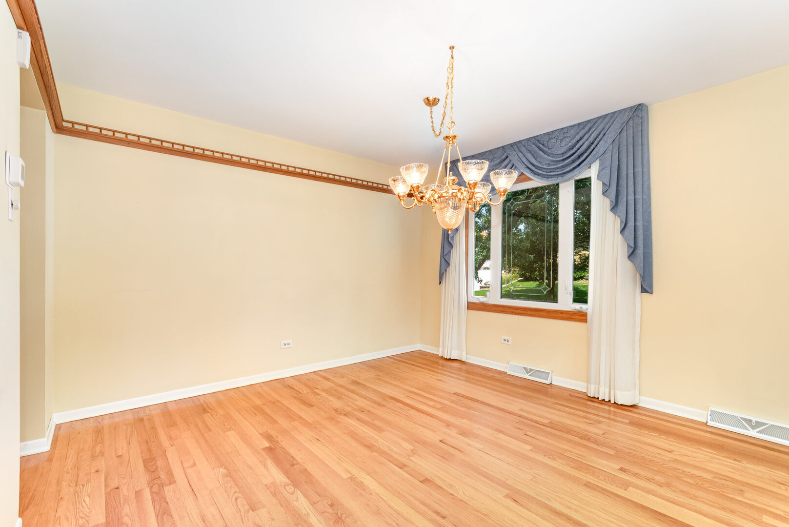 15200 Pine Drive Oak Forest, IL 60452 - Photo 6 of 20 a view of an empty room with a window