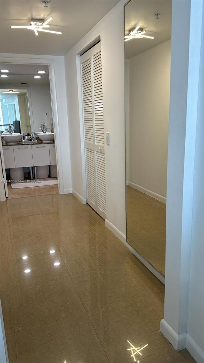 41 Southeast 5th Street, Unit 2011 Miami, FL 33131 - Photo 21 of 38