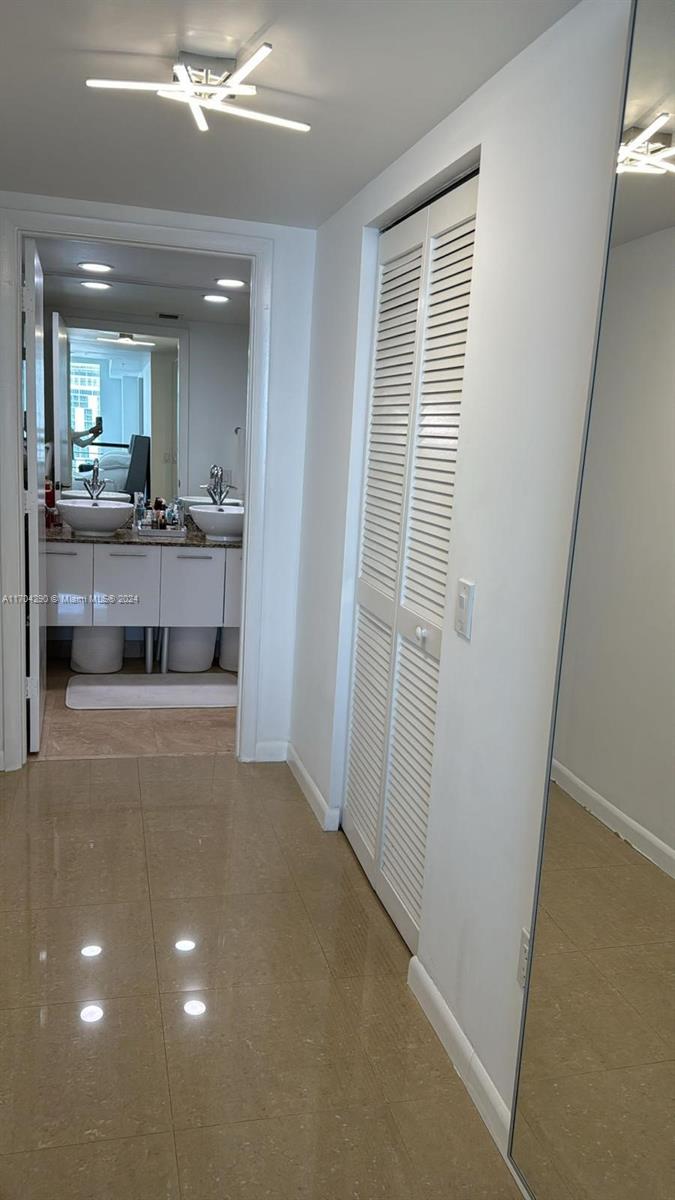 41 Southeast 5th Street, Unit 2011 Miami, FL 33131 - Photo 22 of 38