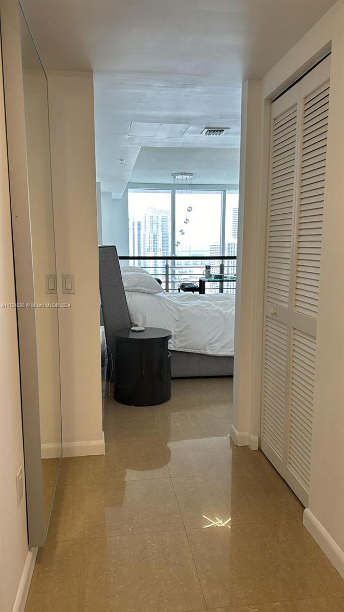 41 Southeast 5th Street, Unit 2011 Miami, FL 33131 - Photo 25 of 38