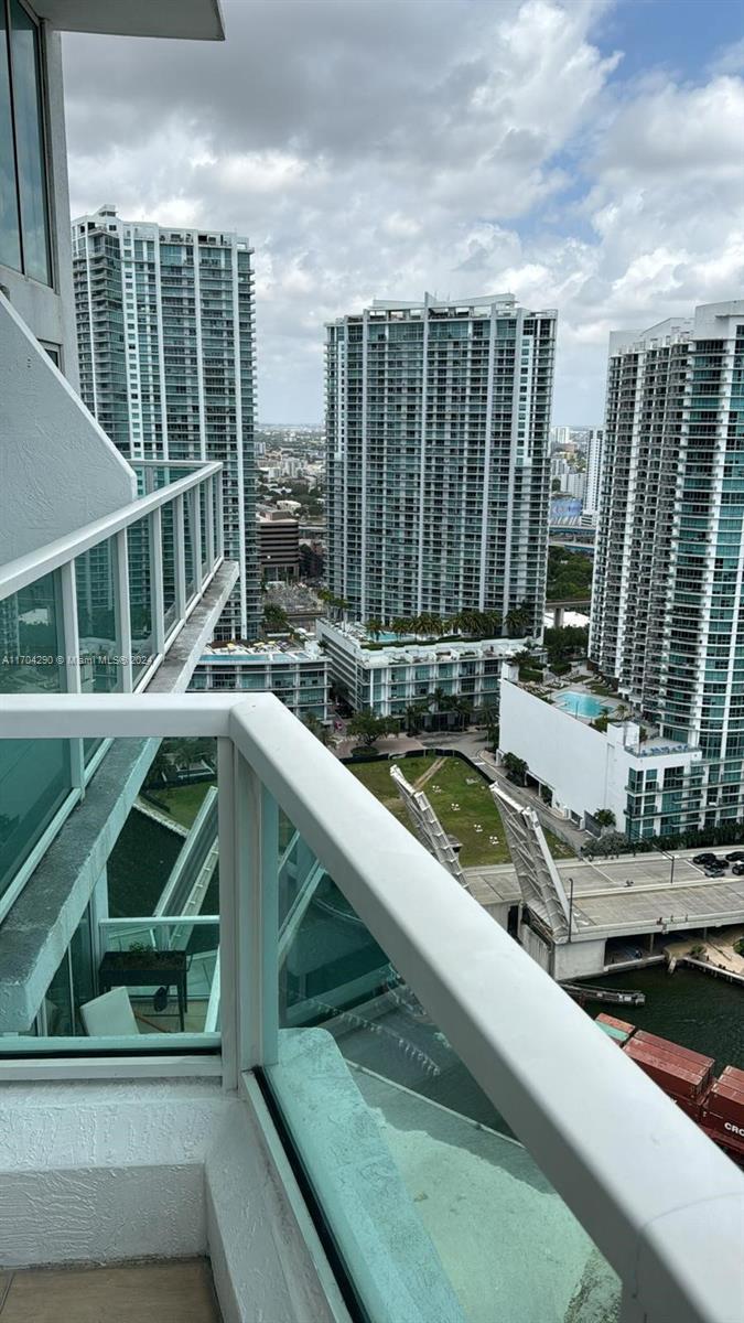 41 Southeast 5th Street, Unit 2011 Miami, FL 33131 - Photo 31 of 38