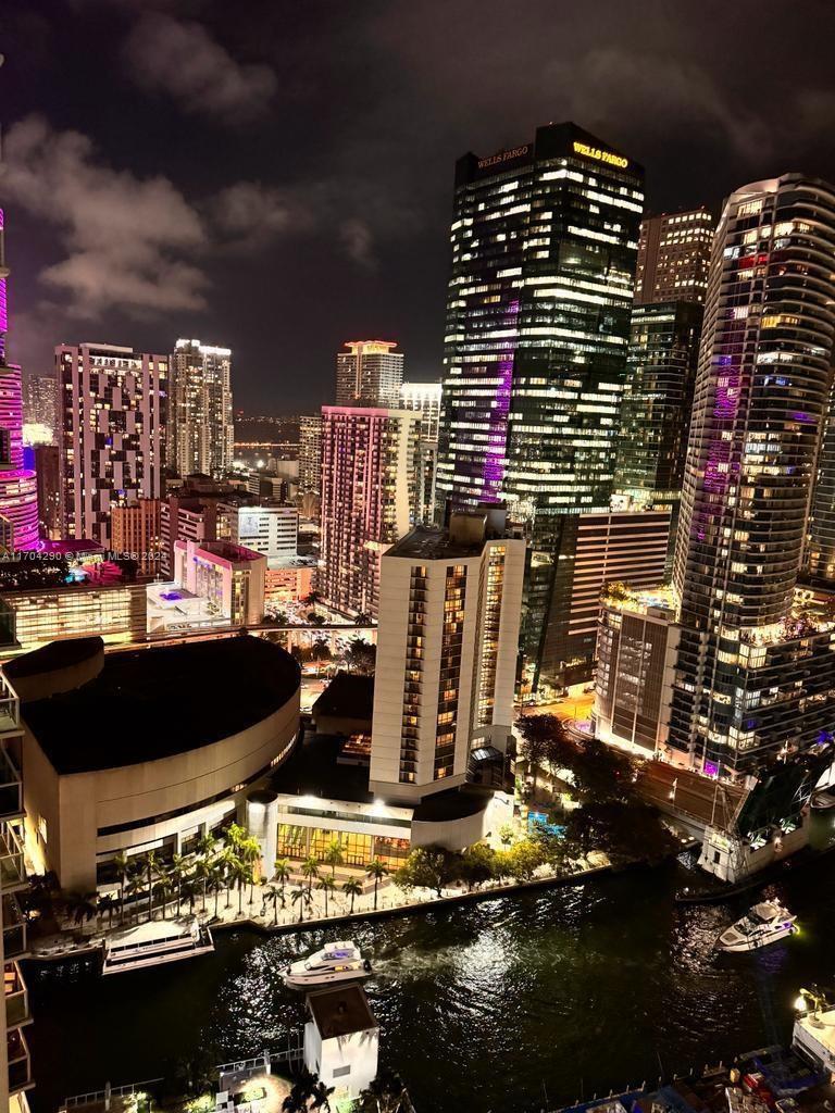 41 Southeast 5th Street, Unit 2011 Miami, FL 33131 - Photo 33 of 38