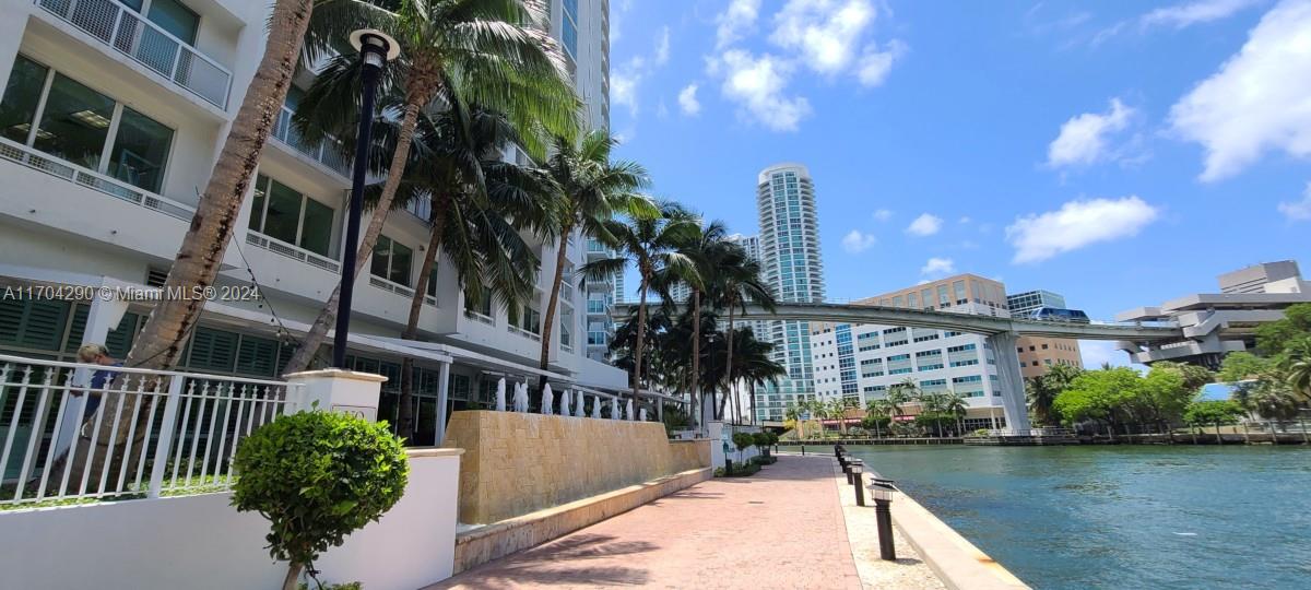 41 Southeast 5th Street, Unit 2011 Miami, FL 33131 - Photo 36 of 38