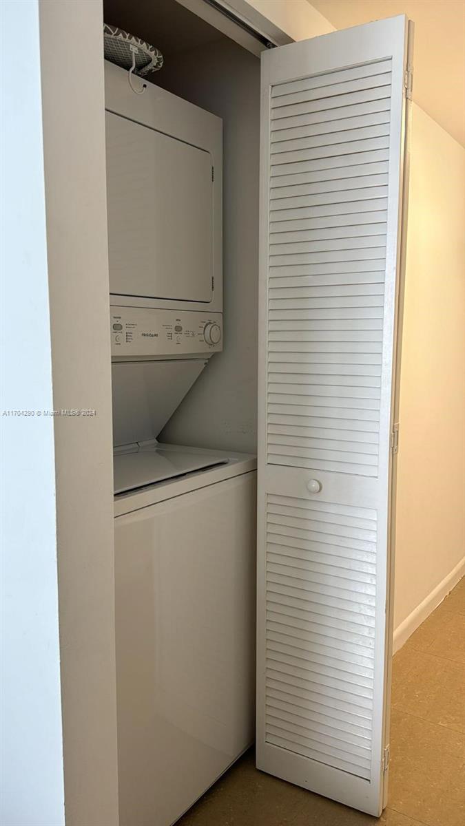 41 Southeast 5th Street, Unit 2011 Miami, FL 33131 - Photo 8 of 38