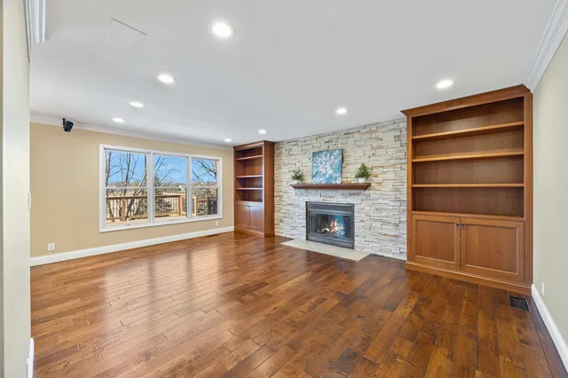 $460,000 | 8 Burgundy Court, Bloomington, IL 61704