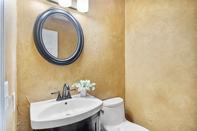 $460,000 | 8 Burgundy Court, Bloomington, IL 61704