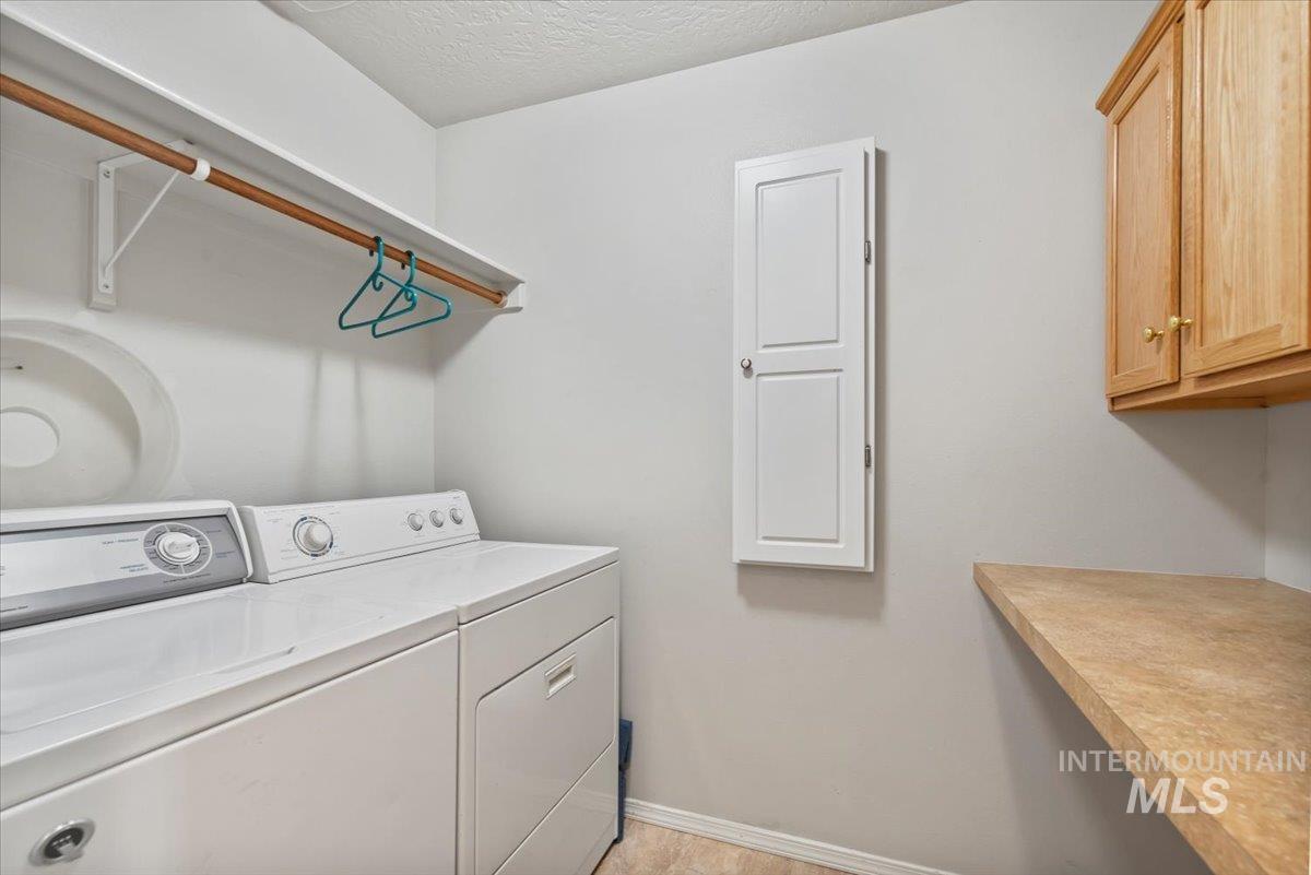 16608 Old Friendship Way Caldwell, ID 83607 - Photo 22 of 32 Laundry area featuring washing machine and dryer and a textured ceiling