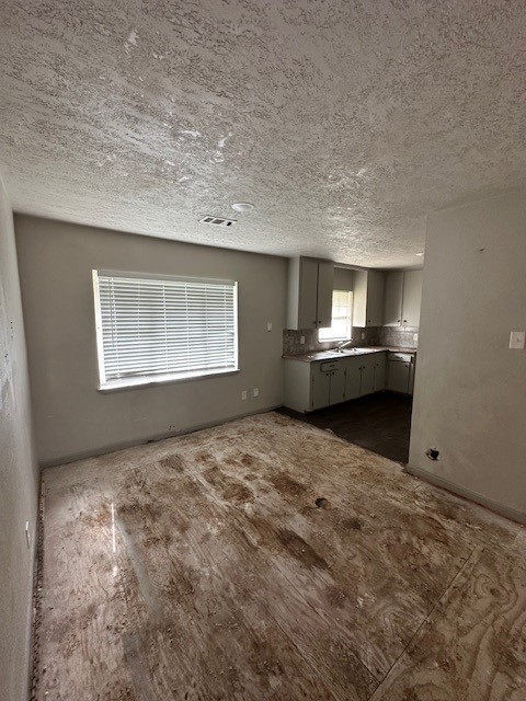 9122 Laura Koppe Road Houston, TX 77078 - Photo 6 of 9 a room with a bed and window