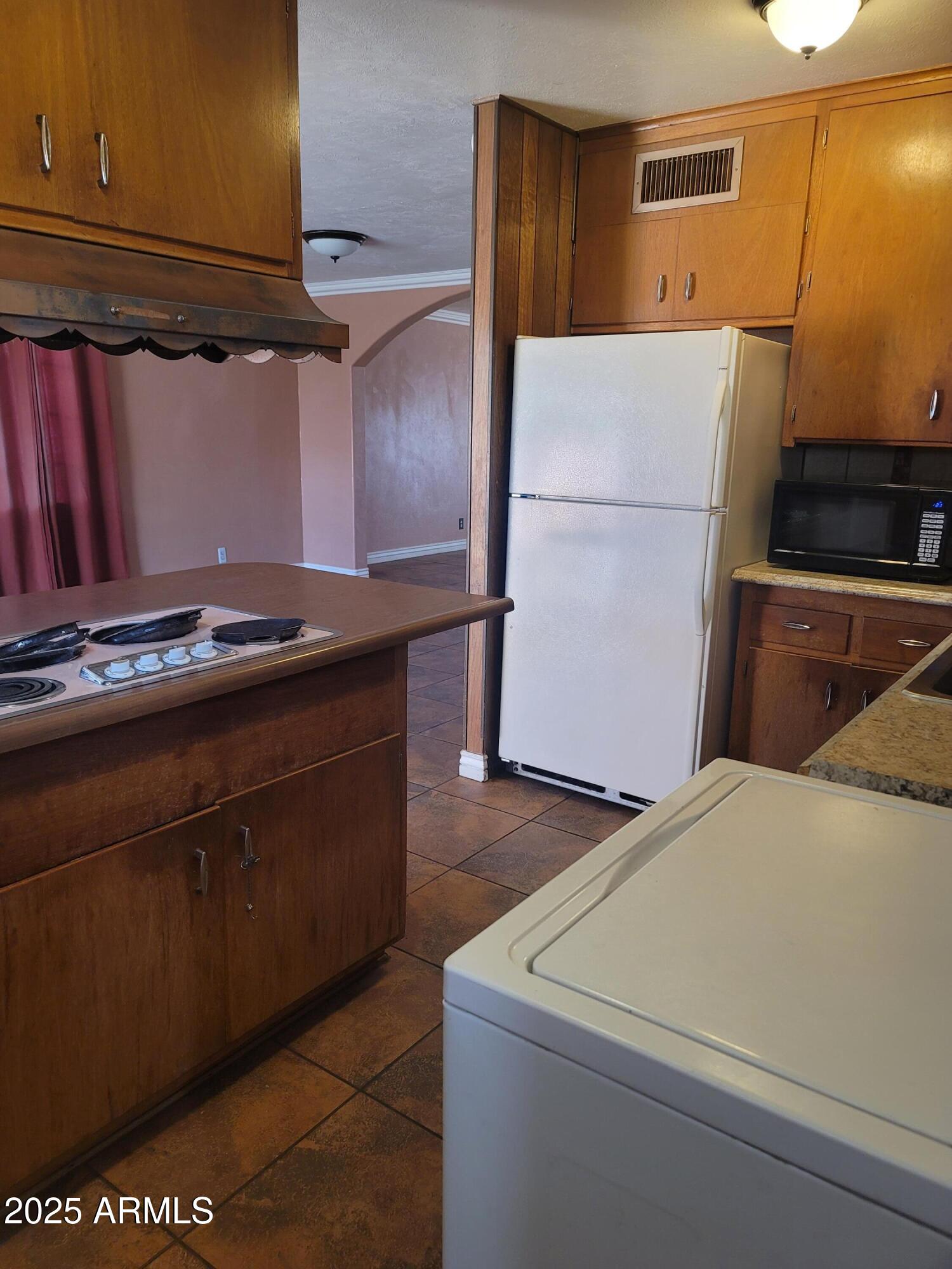3926 West McLellan Boulevard Phoenix, AZ 85019 - Photo 4 of 14 a utility room with dryer and washer