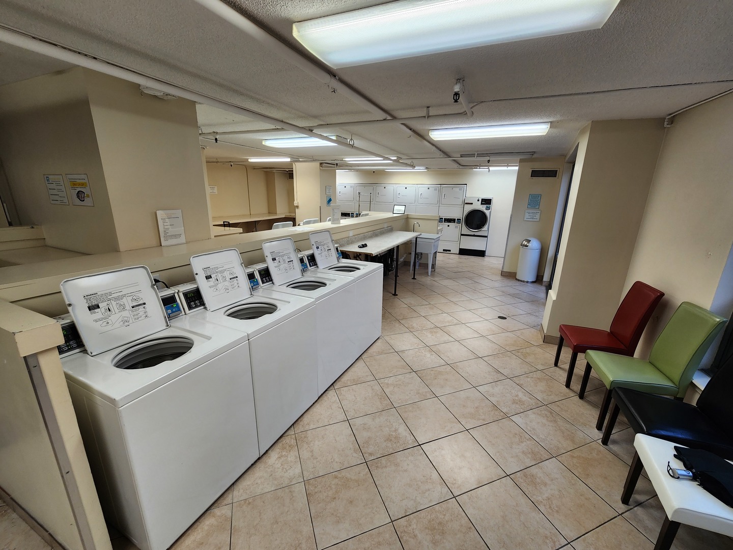 440 North Wabash Avenue, Unit 3109 Chicago, IL 60611 - Photo 22 of 25 a room with furniture and a flat screen tv