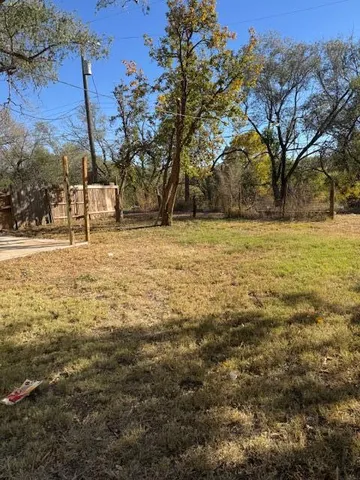 a view of a house with backyard