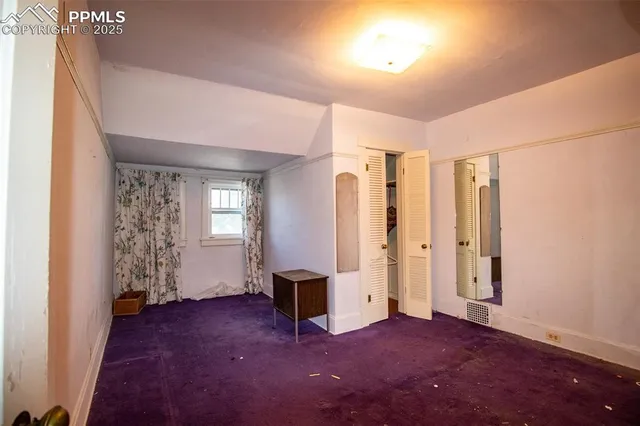 an empty room with a empty space