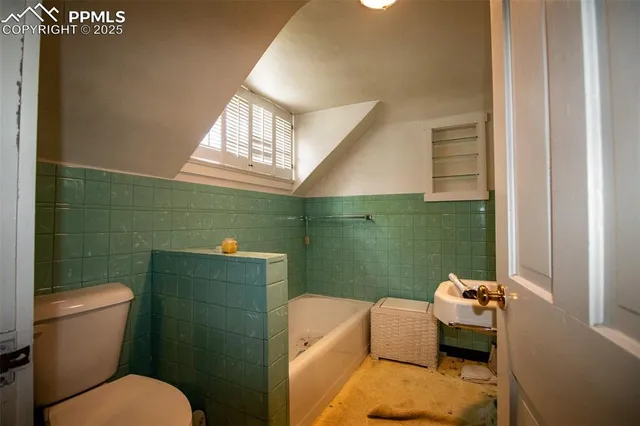 a view of a house with backyard