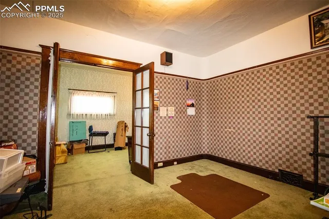 a view of a livingroom with furniture