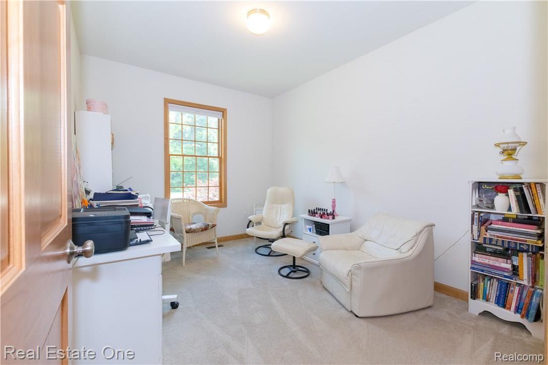 871 Heights Road Lake Orion, MI 48362 - Photo 10 of 38 Office/ Bedroom 3