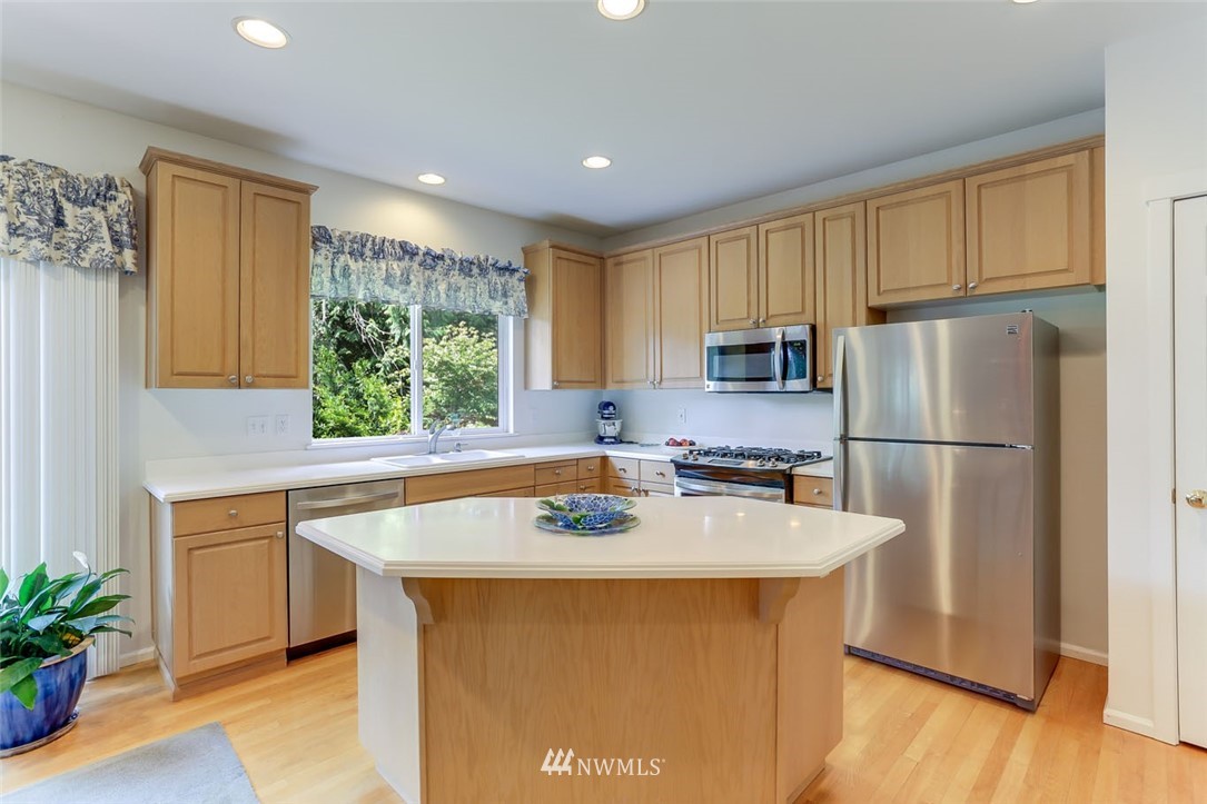 17555 Southeast 186th Way Renton, WA 98058 - Photo 11 of 30