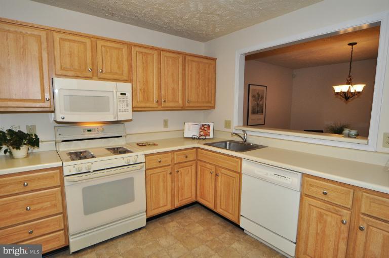 2234 Hunter's Run Drive, Unit 2234 Reston, VA 20191 - Photo 8 of 12 Kitchen