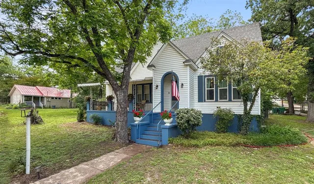 a view of a house with backyard