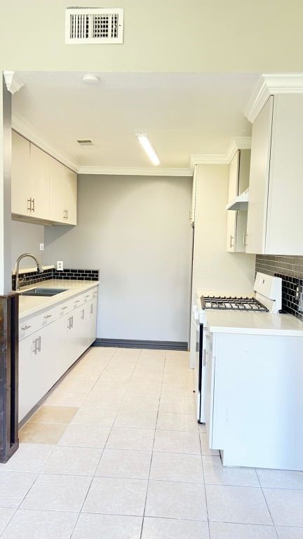 5606 Lyden Ridge Drive Houston, TX 77053 - Photo 28 of 34 a kitchen with a stove a sink and a refrigerator