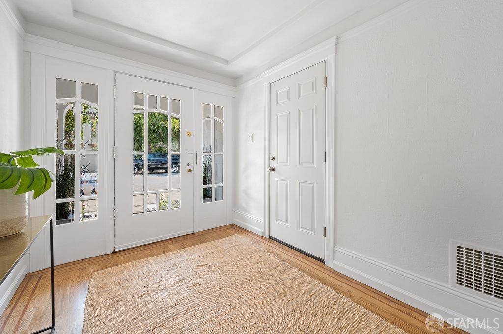 184 Santa Rosa Avenue San Francisco, CA 94112 - Photo 5 of 46 a view of livingroom with front door