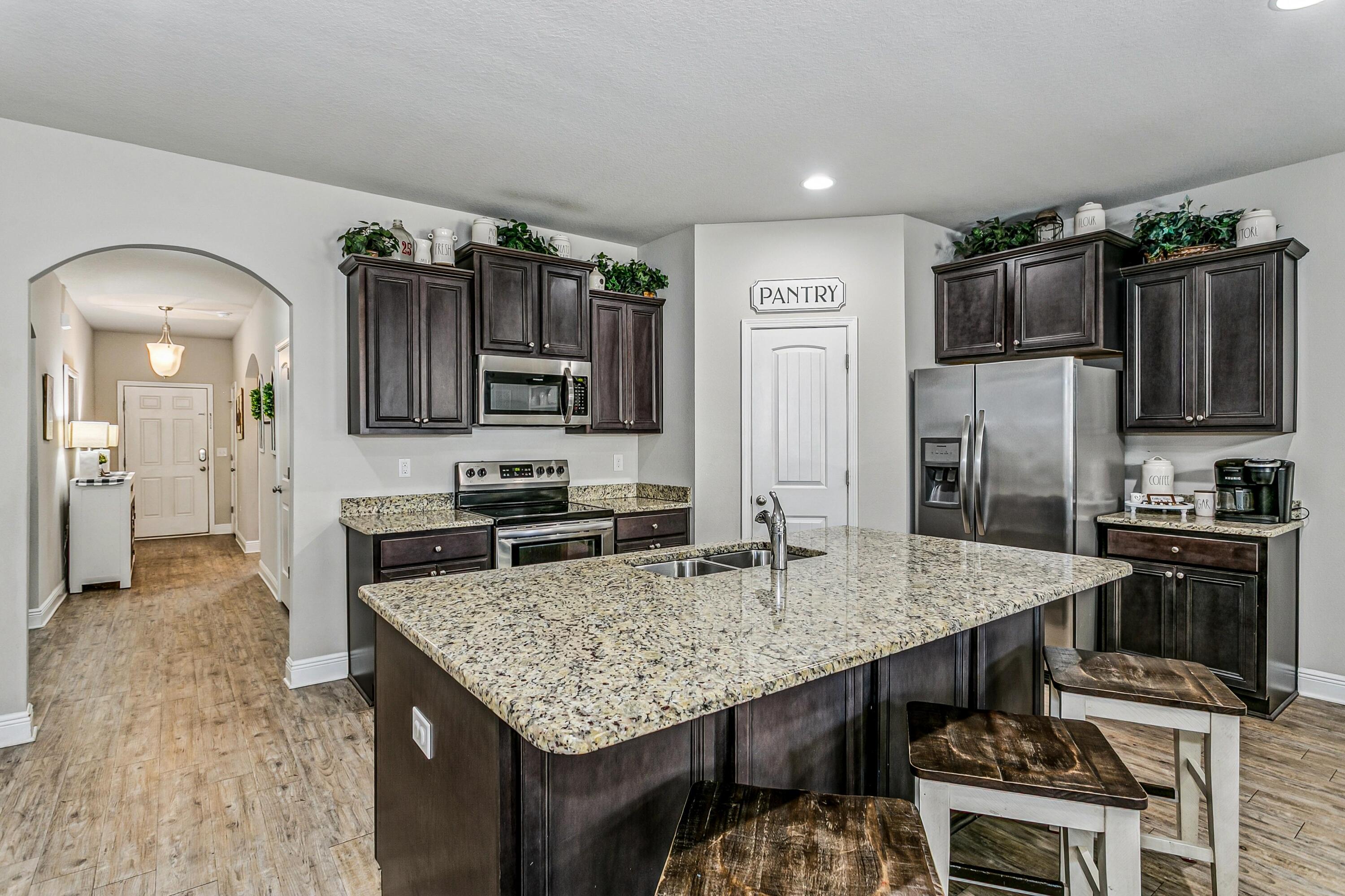 438 Chickadee Street Crestview, FL 32539 - Photo 6 of 40 This plan featured Archways throughout!