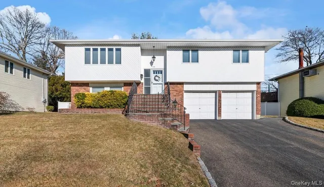 $799,000 | 53 Beaumont Drive, Plainview, NY 11803