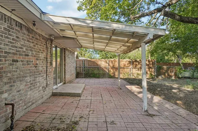 a view of a pathway with a backyard