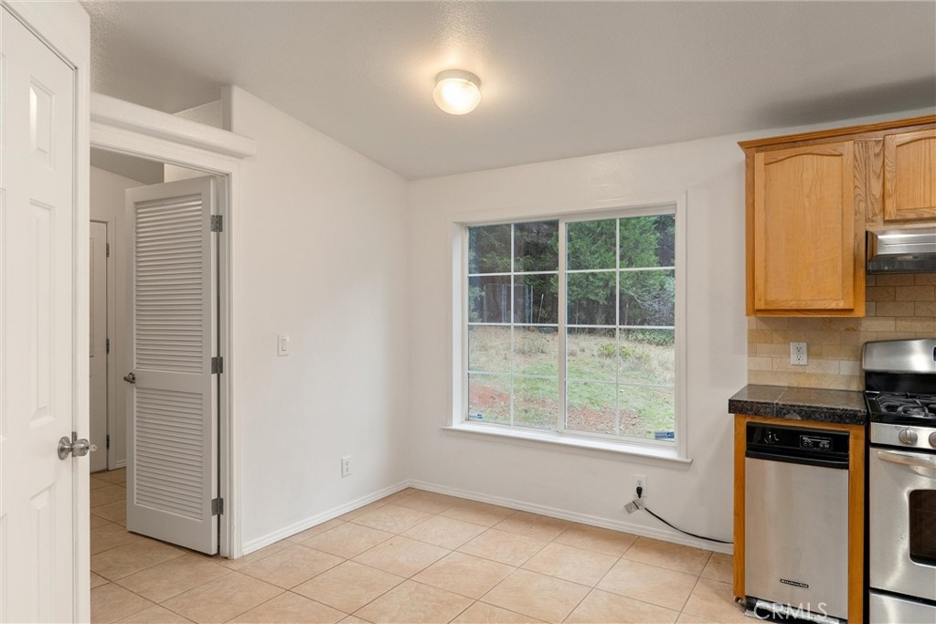 17 Weiss Hill Road Oroville, CA 95966 - Photo 15 of 35 an empty room with windows