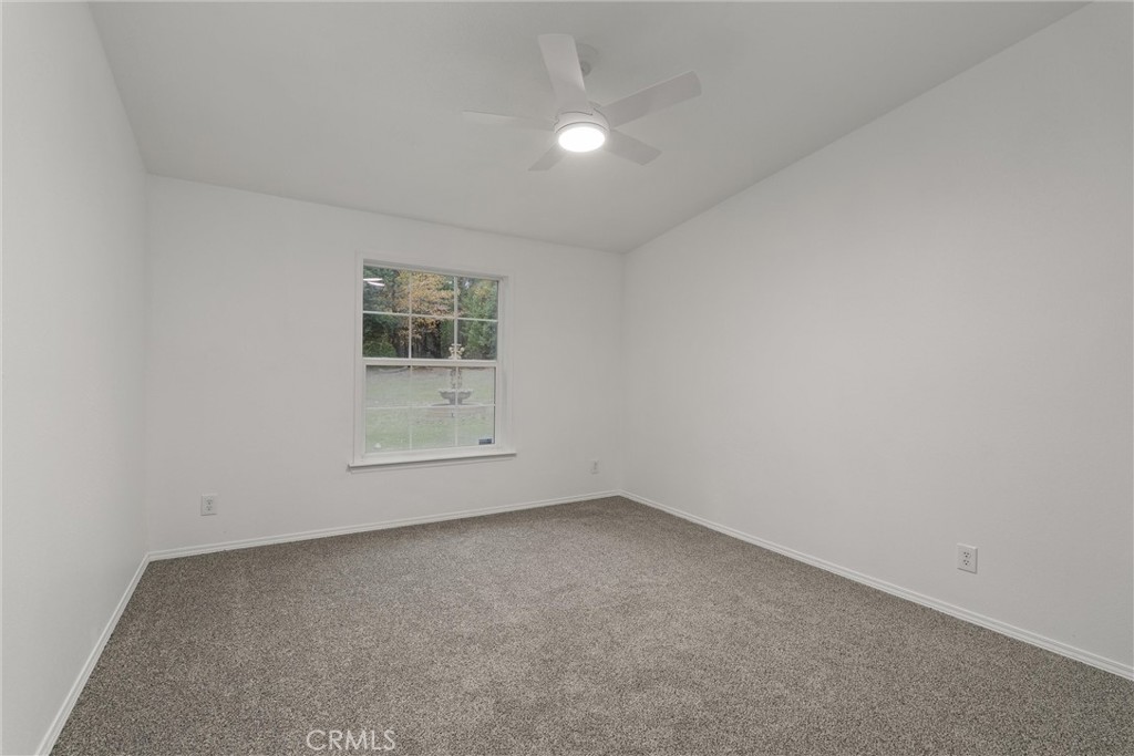 17 Weiss Hill Road Oroville, CA 95966 - Photo 20 of 35 an empty room with a window