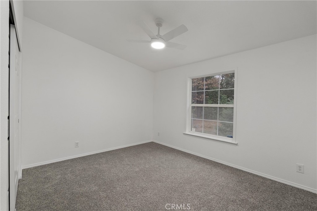 17 Weiss Hill Road Oroville, CA 95966 - Photo 21 of 35 an empty room with windows
