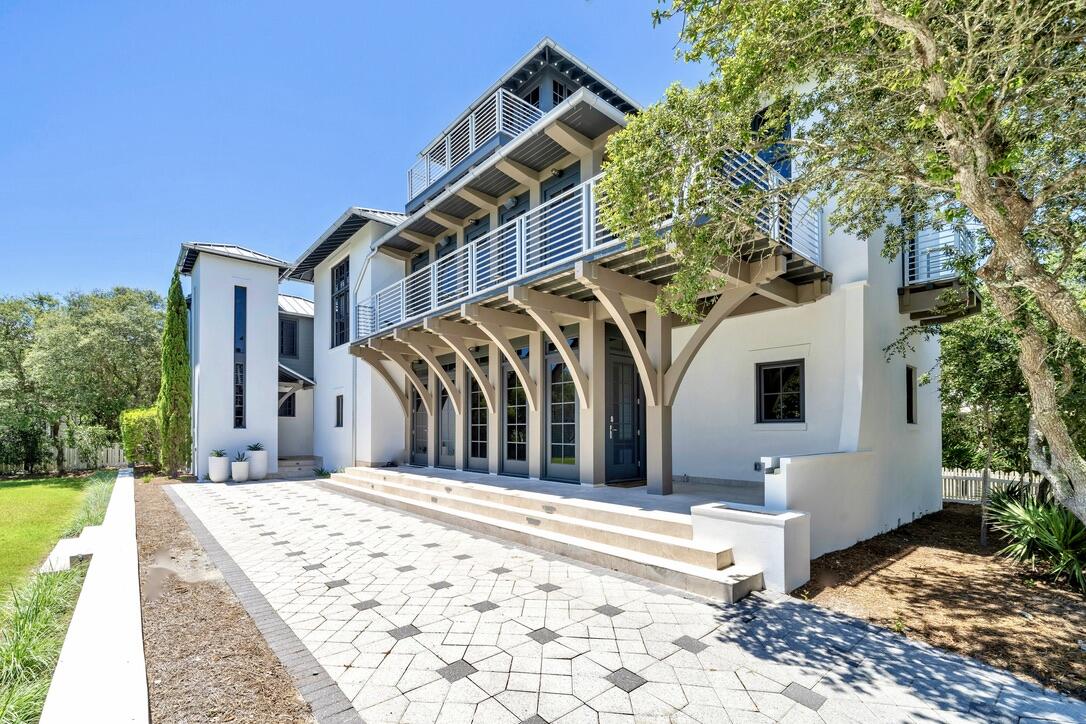 a view of a house with backyard and trees