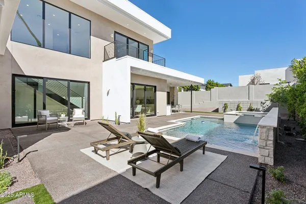 a view of a house with backyard and garden