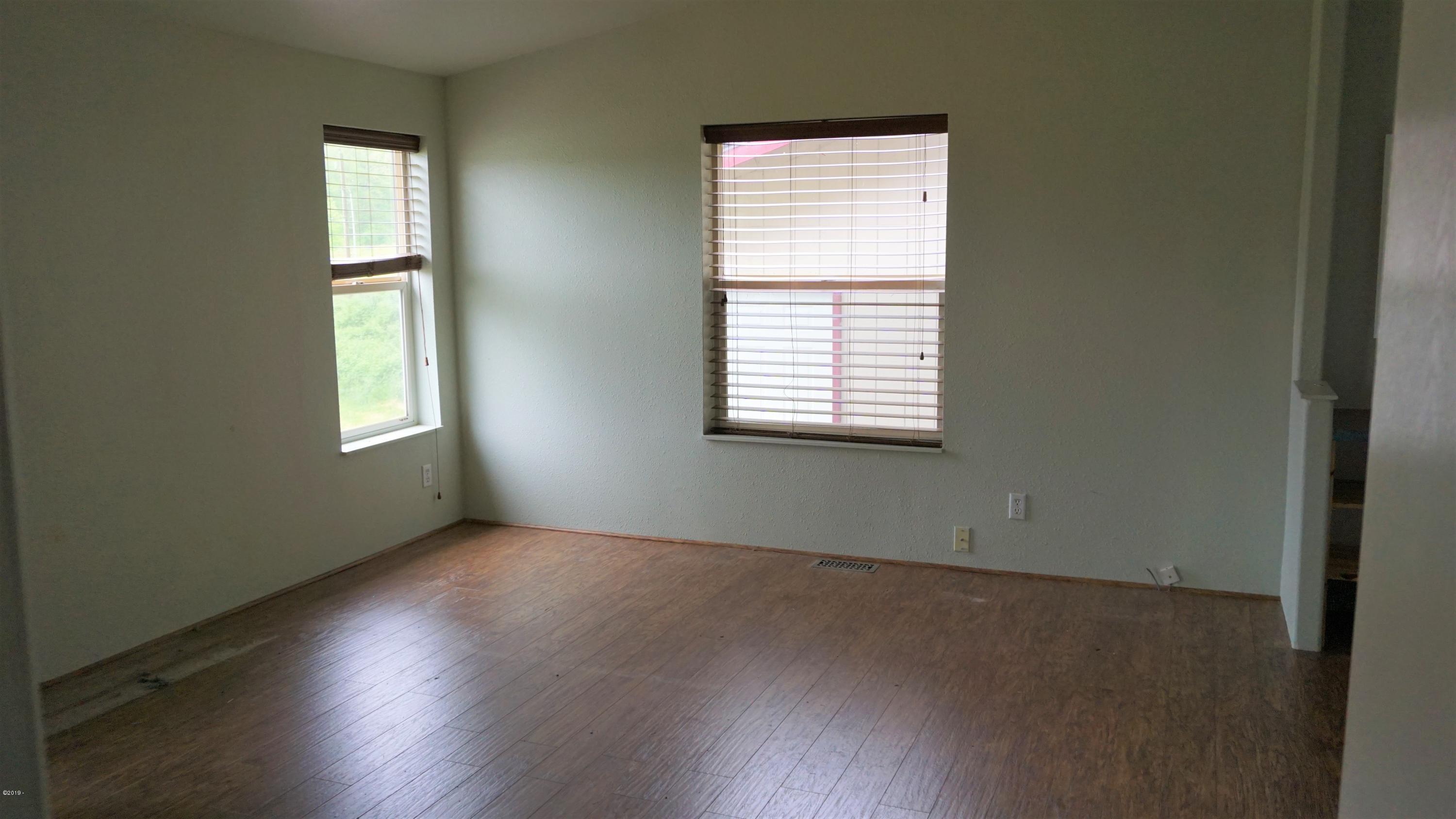 468 Northeast East Slope Road Toledo, OR 97391 - Photo 6 of 15 Master suite