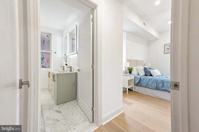 a en suite bathroom with sink and mirror