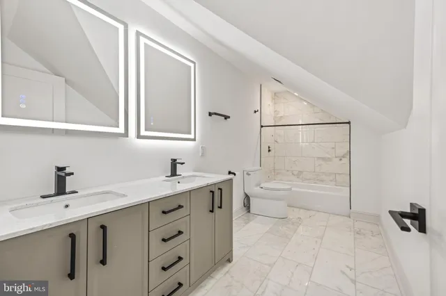 a view of a big room with closet and windows