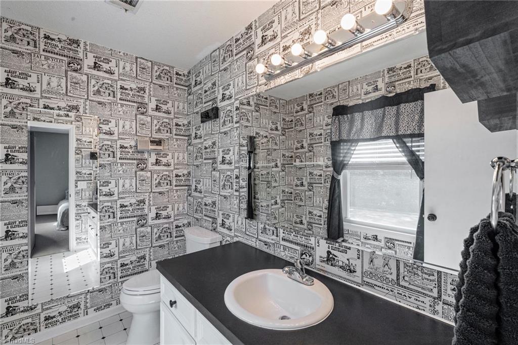 328 Country Club Road Wilkesboro, NC 28697 - Photo 18 of 36 Primary Half Bath