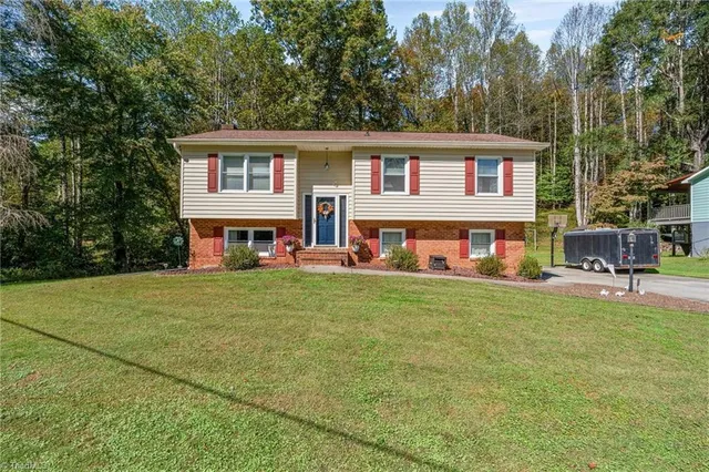 $328,000 | 328 Country Club Road, Wilkesboro, NC 28697