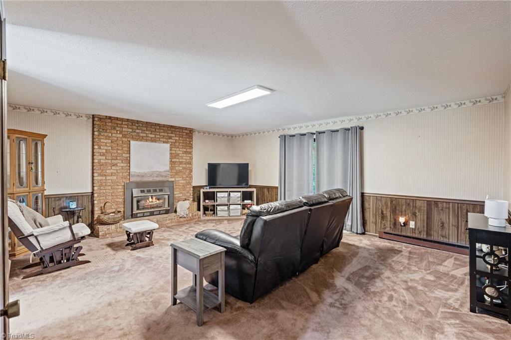 328 Country Club Road Wilkesboro, NC 28697 - Photo 25 of 36 Family Room