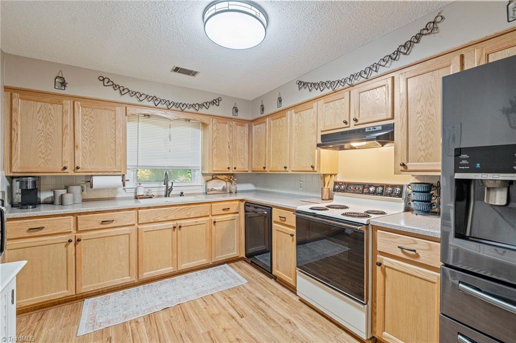 328 Country Club Road Wilkesboro, NC 28697 - Photo 5 of 36 Kitchen