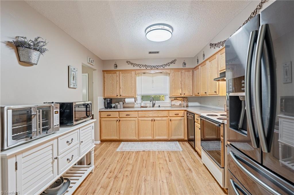 328 Country Club Road Wilkesboro, NC 28697 - Photo 6 of 36 Kitchen