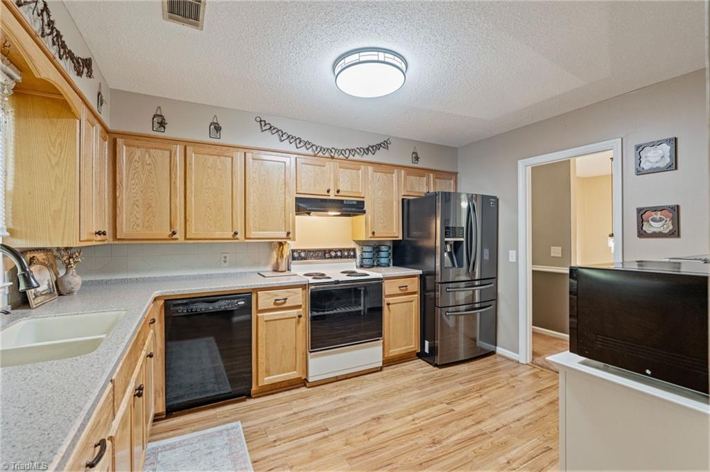 328 Country Club Road Wilkesboro, NC 28697 - Photo 7 of 36 Kitchen