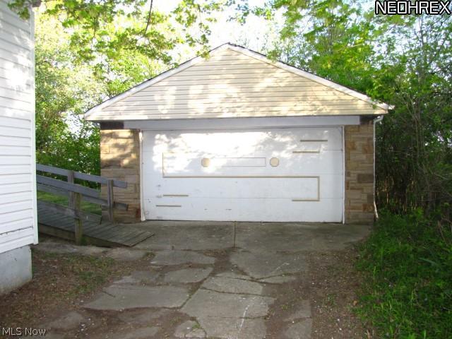 1952 Ridgehill Road Cleveland, OH 44121 - Photo 21 of 21 Garage