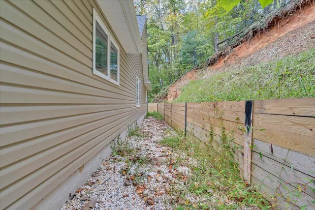 a view of a backyard