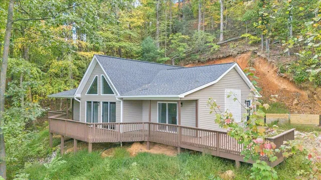 a view of a house with backyard and garden