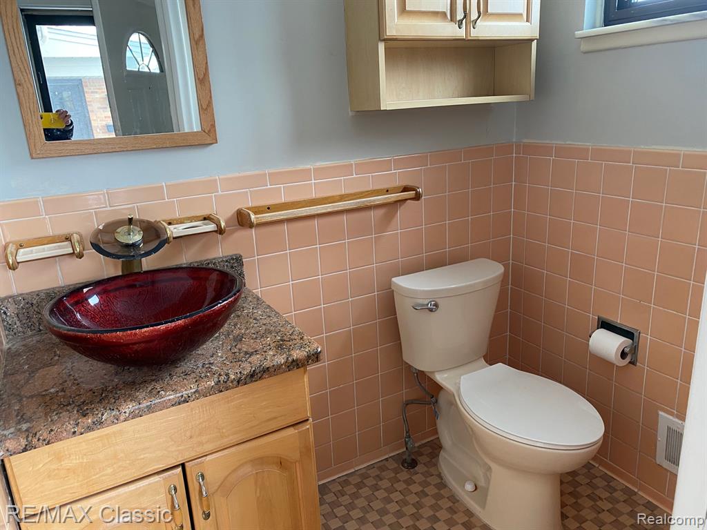 112 East Hickory Grove Road Bloomfield Hills, MI 48304 - Photo 4 of 19