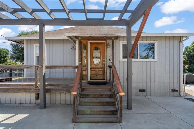 a view of entryway with a front door