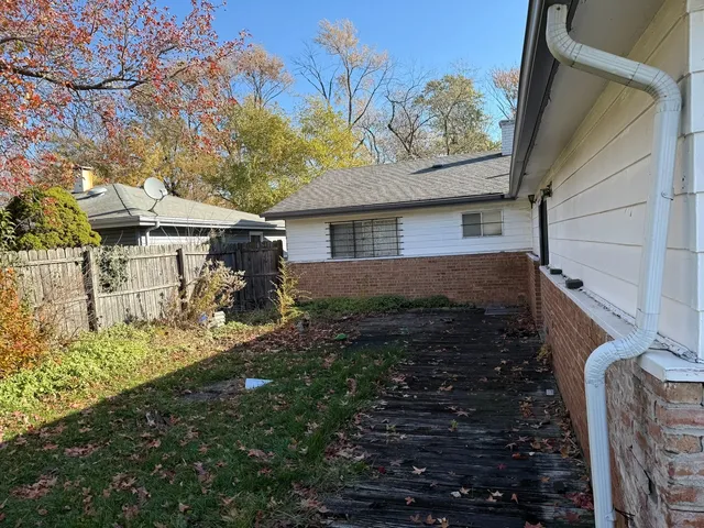 a view of a backyard